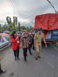 Ibu Menterti Sosial Mengunjungi Korban Bencana